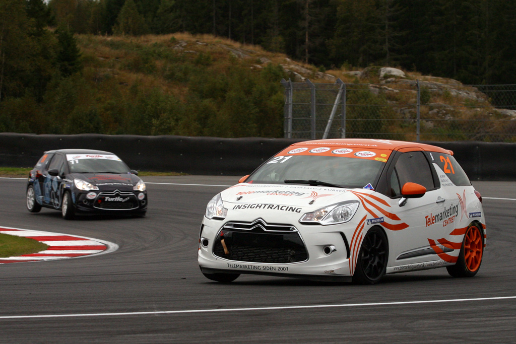 Martin Jensen er trukket i køredragt på Rudskogen.
(Foto: Motorsporten.dk)